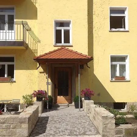 Konukevi Achtzimmer *